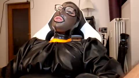 Snapshot of joanesxfree chatting on 09-11-25, 06:08 The sweetest toy online show from 09-11-25, 06:08