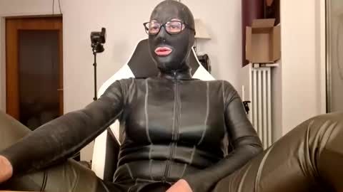 Snapshot of joanesxfree chatting on 01-05-26, 08:12 The sweetest toy online show from 01-05-26, 08:12