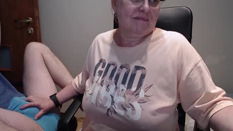 Snapshot of joannaandneighbour chatting on 01-09-25, 05:43 Joanna and Greg online show from 01-09-25, 05:43