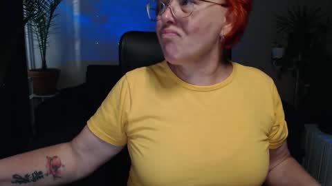 Snapshot of joannaandneighbour chatting on 09-11-25, 06:13 Joanna and Greg online show from 09-11-25, 06:13