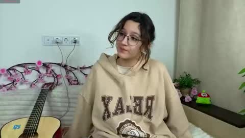 Snapshot of joannwhitver chatting on 12-18-25, 04:24 Nana online show from 12-18-25, 04:24