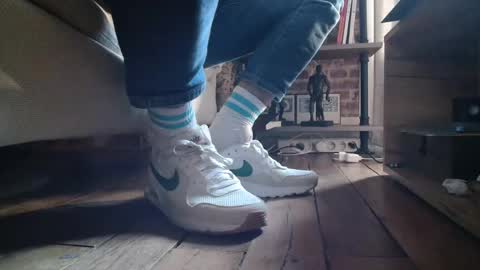 Snapshot of jobbeduval chatting on 02-03-25, 11:53 GUILLAUME feet and socks online show from 02-03-25, 11:53