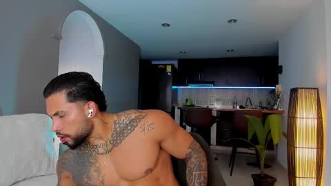 Snapshot of joe_esthetic chatting on 02-25-25, 10:39 joe_esthetic online show from 02-25-25, 10:39