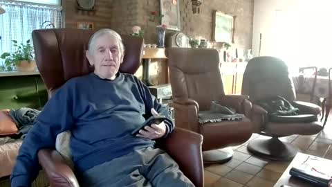 Snapshot of johan7_heet chatting on 12-23-24, 01:45 johan7 heet online show from 12-23-24, 01:45