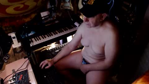 Snapshot of johnfeelgood004 chatting on 11-18-25, 11:47 johnfeelgood004 online show from 11-18-25, 11:47