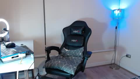 Snapshot of johnklleyn chatting on 12-10-24, 12:06 john online show from 12-10-24, 12:06