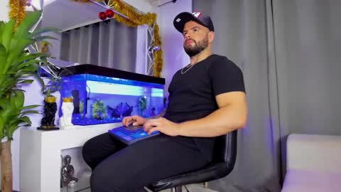 Snapshot of johnnygrayson_ chatting on 12-03-24, 12:02 JOHNNY online show from 12-03-24, 12:02