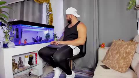 Snapshot of johnnygrayson_ chatting on 12-22-24, 12:28 JOHNNY online show from 12-22-24, 12:28