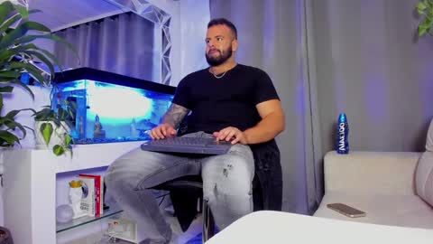 Snapshot of johnnygrayson_ chatting on 01-22-25, 11:53 JOHNNY online show from 01-22-25, 11:53