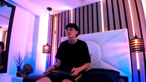 johnsonisaac94  online show from 09-26-25, 12:25