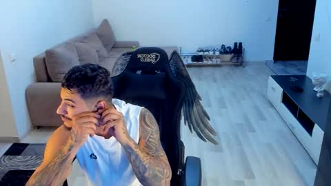 Snapshot of jonnyporn1 chatting on 10-15-25, 04:23 jonnyporn1 online show from 10-15-25, 04:23