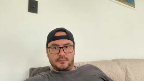 juanchom online show from 10-24-25, 01:18