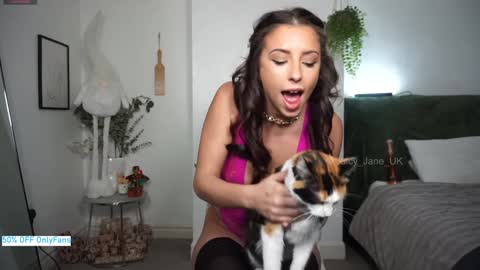 Snapshot of juicy_jane_uk chatting on 11-19-25, 05:46 online show from 11-19-25, 05:46