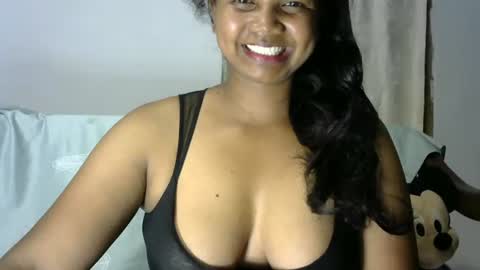 Snapshot of juicy_pretty chatting on 11-17-25, 12:44 stellah online show from 11-17-25, 12:44