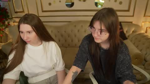 Snapshot of juicy_secrets_054 chatting on 04-18-26, 10:19 Elza online show from 04-18-26, 10:19