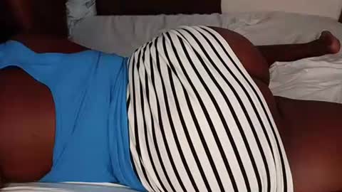 Snapshot of juicybooty_001 chatting on 10-30-25, 06:26 Sweetass online show from 10-30-25, 06:26