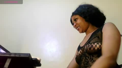 Snapshot of juicyqueen_xo chatting on 06-18-26, 01:39 Juicy Bumbum online show from 06-18-26, 01:39