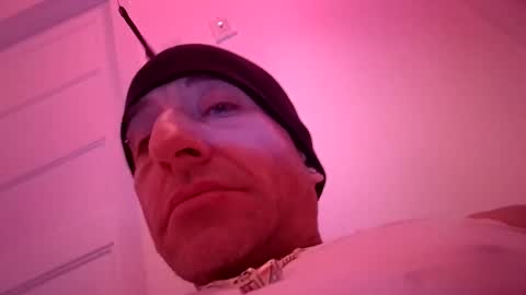 Snapshot of juicystraw chatting on 12-15-25, 01:32 juicystraw online show from 12-15-25, 01:32