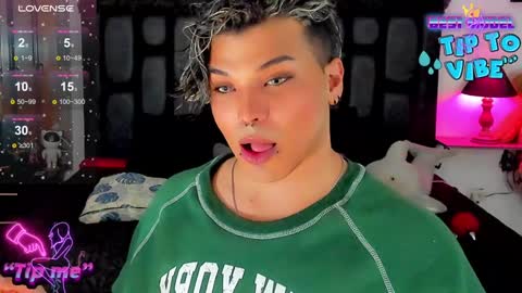 Snapshot of jujubee_lander chatting on 12-14-24, 12:44 Jujubee online show from 12-14-24, 12:44