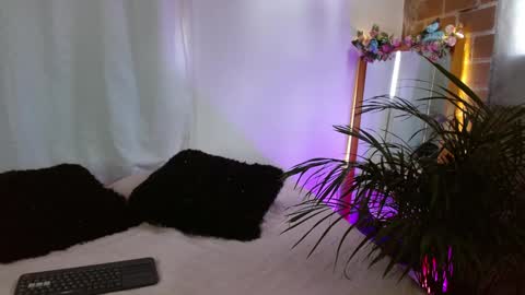 Snapshot of jules_n_gia chatting on 01-06-25, 04:44 Jules and Gia online show from 01-06-25, 04:44