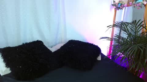 Snapshot of jules_n_gia chatting on 01-12-25, 01:58 Jules and Gia online show from 01-12-25, 01:58