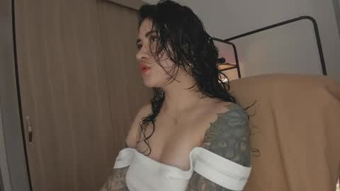 Juli Modelo Independiente online show from 04-17-26, 03:15