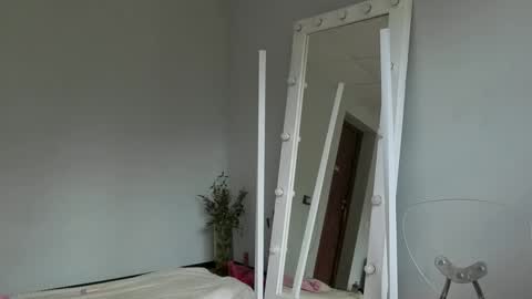 julia_giulia online show from 09-17-25, 12:40