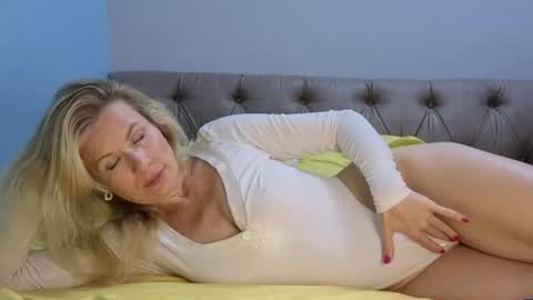 julia_giulia online show from 10-30-25, 08:31