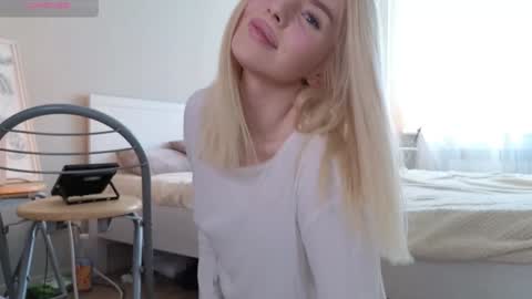 Snapshot of juliacontrol chatting on 12-08-24, 06:11 Molly online show from 12-08-24, 06:11