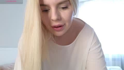 Snapshot of juliacontrol chatting on 01-03-25, 06:22 Molly online show from 01-03-25, 06:22