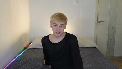 Snapshot of julian_win chatting on 04-23-26, 12:01 Eren online show from 04-23-26, 12:01