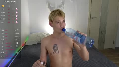 Snapshot of julian_win chatting on 04-28-26, 12:53 Eren online show from 04-28-26, 12:53