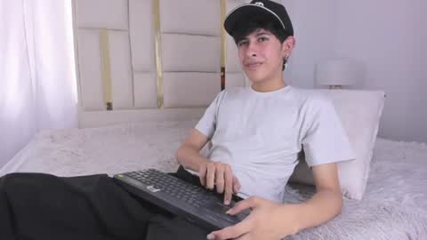 Snapshot of julian_xp chatting on 07-18-26, 07:39 Julian online show from 07-18-26, 07:39