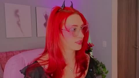 Snapshot of julianna_saenz chatting on 03-26-26, 05:07 Juliana online show from 03-26-26, 05:07