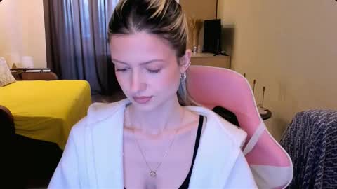 Julie online show from 02-10-26, 04:38