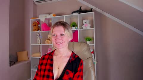 Julie Lucasss online show from 03-15-26, 01:00