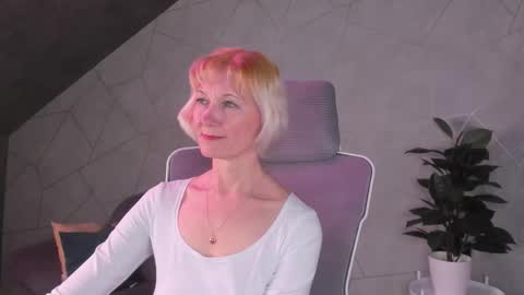 Julie Lucasss online show from 03-28-26, 09:09