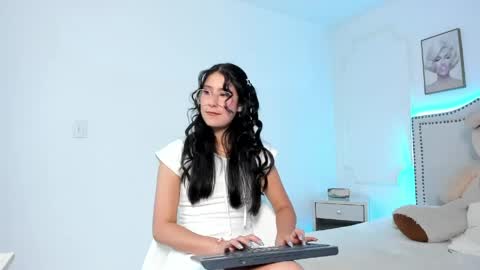Snapshot of juliee_ross chatting on 05-09-26, 12:32 juliee_ross online show from 05-09-26, 12:32