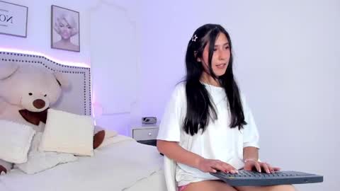 Snapshot of juliee_ross chatting on 05-19-26, 01:06 juliee_ross online show from 05-19-26, 01:06