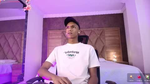 Snapshot of juliensaint_ chatting on 10-01-25, 12:00 Julien online show from 10-01-25, 12:00