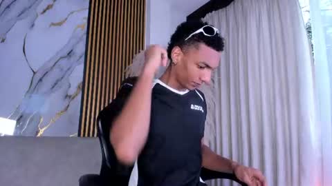 Snapshot of juliensaint_ chatting on 07-15-26, 11:48 Julien online show from 07-15-26, 11:48