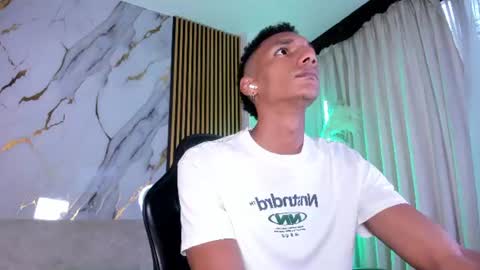 Snapshot of juliensaint_ chatting on 07-18-26, 12:09 Julien online show from 07-18-26, 12:09