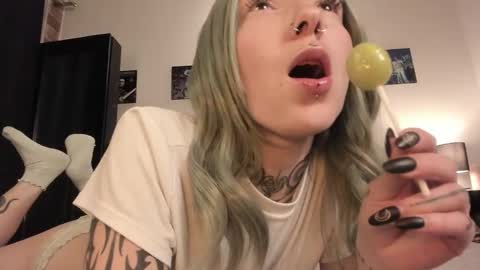 Snapshot of juliet_sourire chatting on 02-13-25, 02:12 juliet_sourire online show from 02-13-25, 02:12