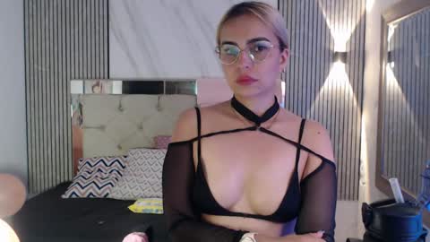 julieta__fox_ online show from 05-17-26, 07:17