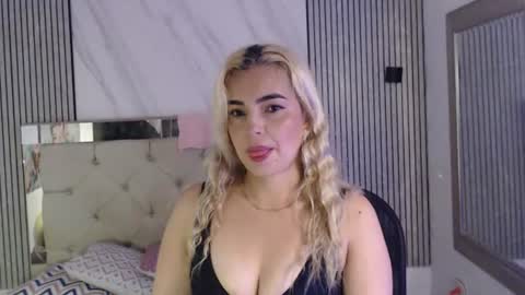 Snapshot of julieta__fox_ chatting on 06-25-26, 03:49 julieta__fox_ online show from 06-25-26, 03:49