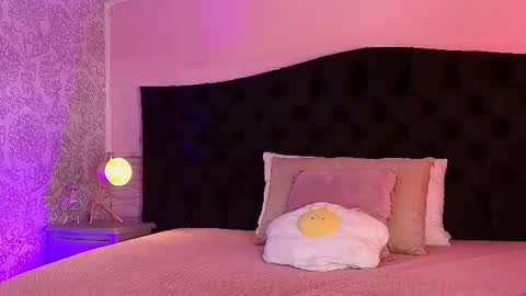 Snapshot of julieta_cortes__ chatting on 06-15-26, 12:29 Julieta online show from 06-15-26, 12:29