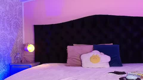 Snapshot of julieta_cortes__ chatting on 06-19-26, 12:09 Julieta online show from 06-19-26, 12:09
