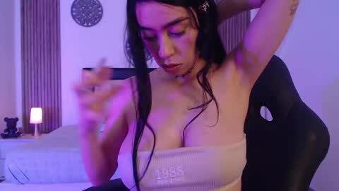 Snapshot of julieta_de_los_angeles chatting on 12-18-25, 02:06 Julieta online show from 12-18-25, 02:06