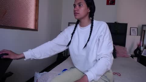 Snapshot of julieta_parker7 chatting on 02-17-26, 05:19 Julieta online show from 02-17-26, 05:19