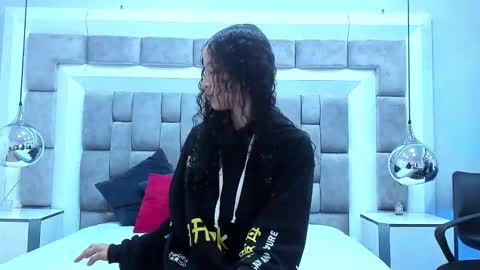 Hi guys It is a pleasure to have you here I am Julieta  online show from 09-20-25, 11:55